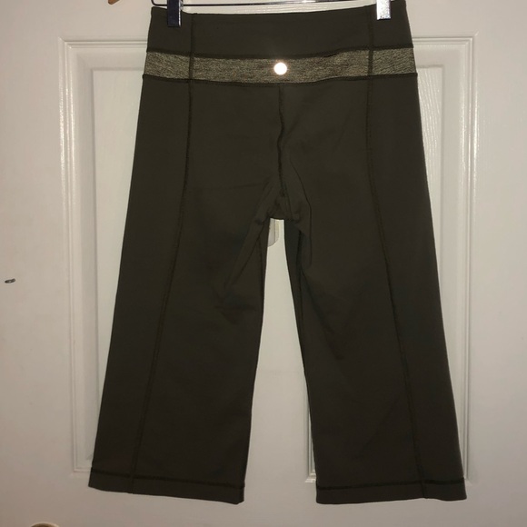 mid-rise Lululemon capri pants - Picture 4 of 6
